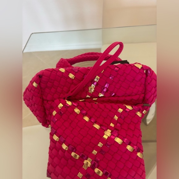 Stylish Hot Pink and Gold Woven Handbag With Gold - Picture 7 of 7